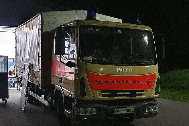 Betreuungs-LKW im Einsatz bei Nacht (Symbolbild)